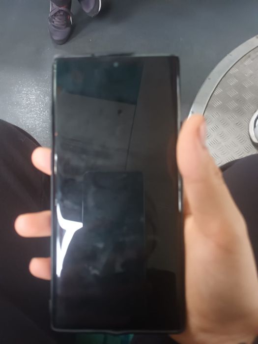 Fac schimb cu un iPhone 12 pro max