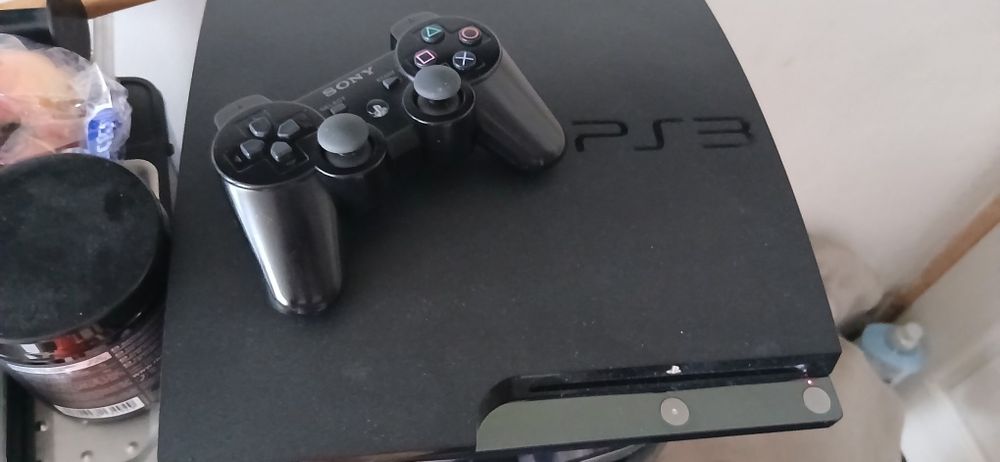 Vând ps3  cu 6 jocuri