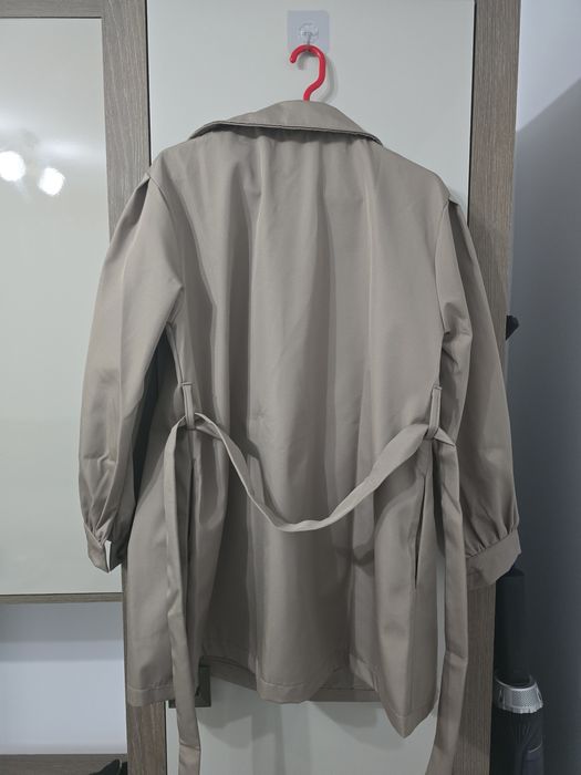 Trenci de dama de culoare crem