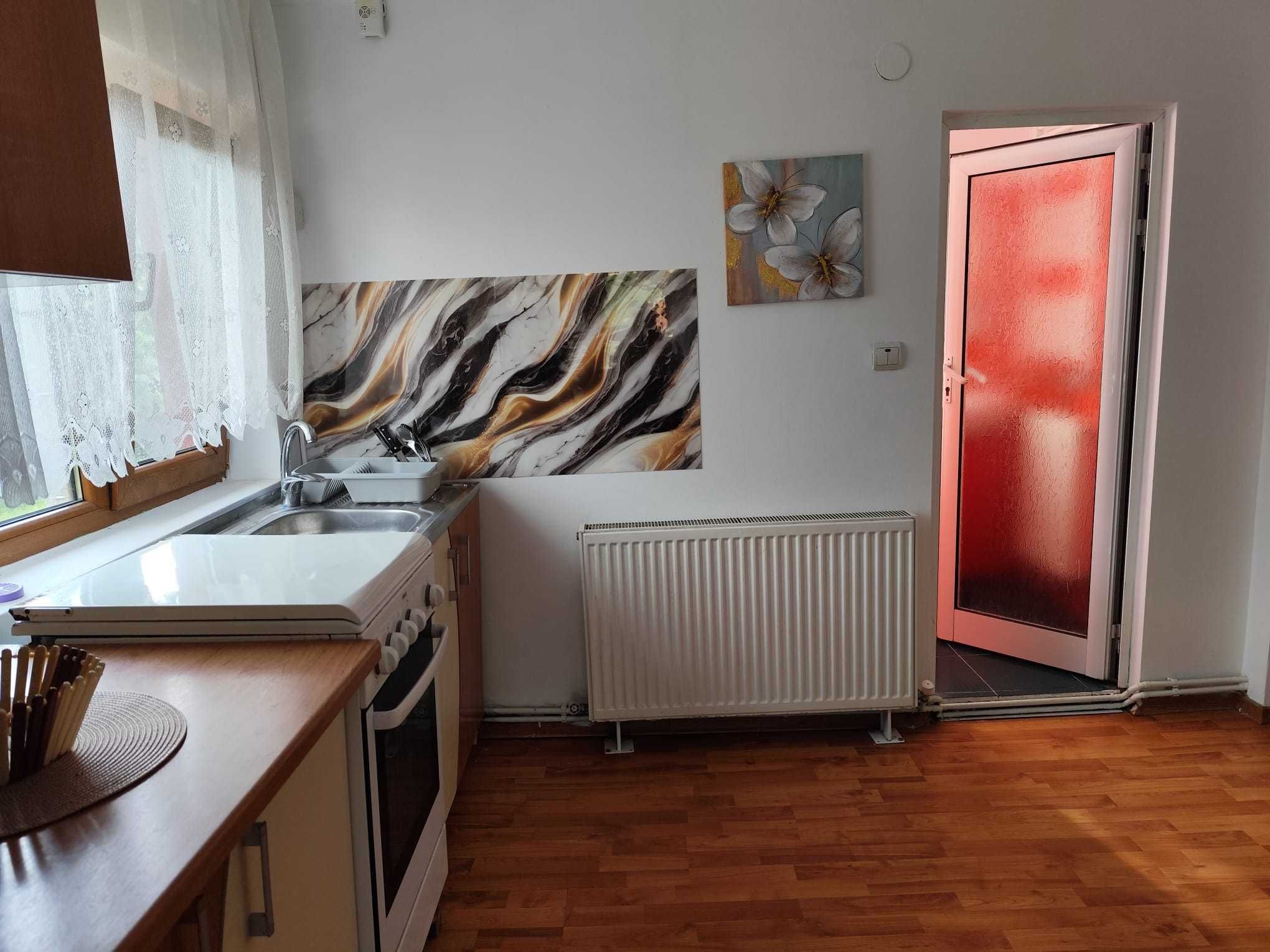 se inchiriaza apartament 2 camere la casa