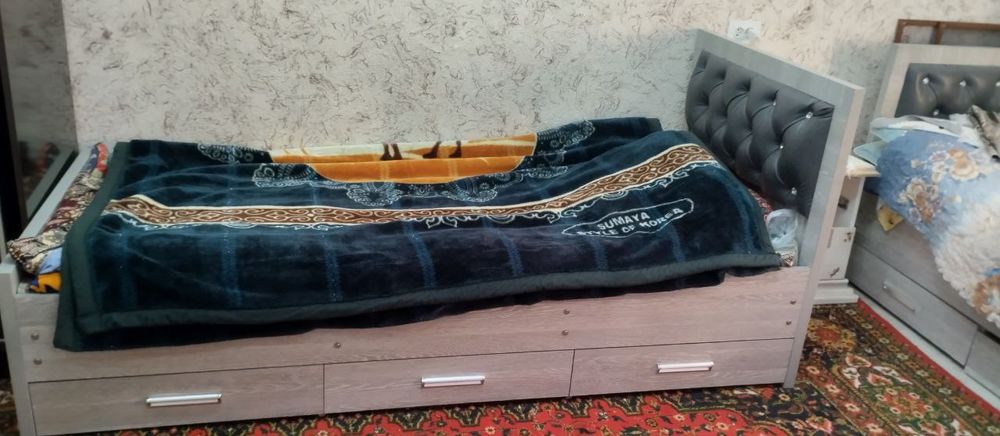 Спальный Диван сотилади, жами 3 дона