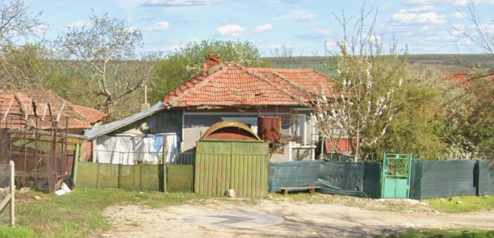 Къща в с. Окорш! Голям самостоятелен двор! Гараж!