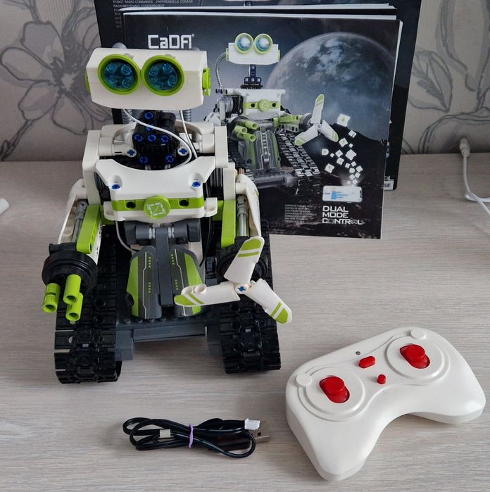 Cada bot programabil  +8 LEGO