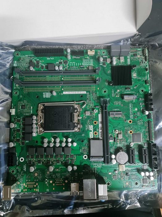 Материнская плата на чипсете 
Intel® B660 Chipset на сокете 
LGA1700