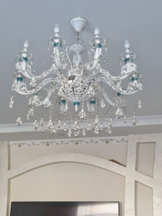 Продам люстру в гостинную,большой холл