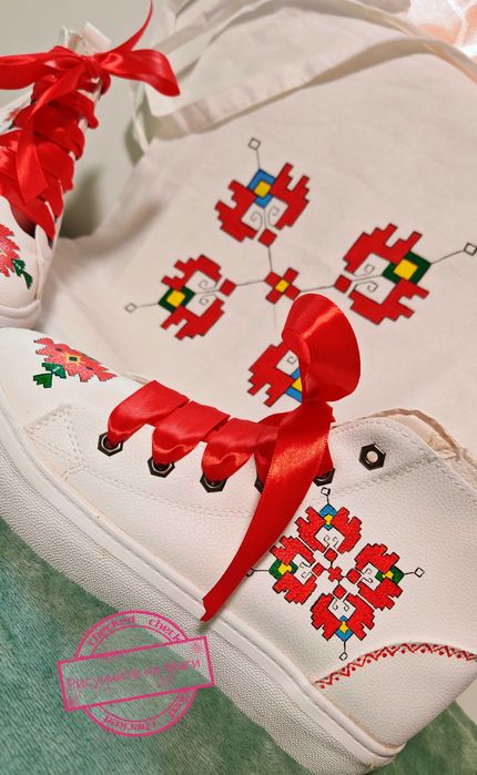 Уникален сет от ръчно рисувани кецове и платнена торбичка с шевици.