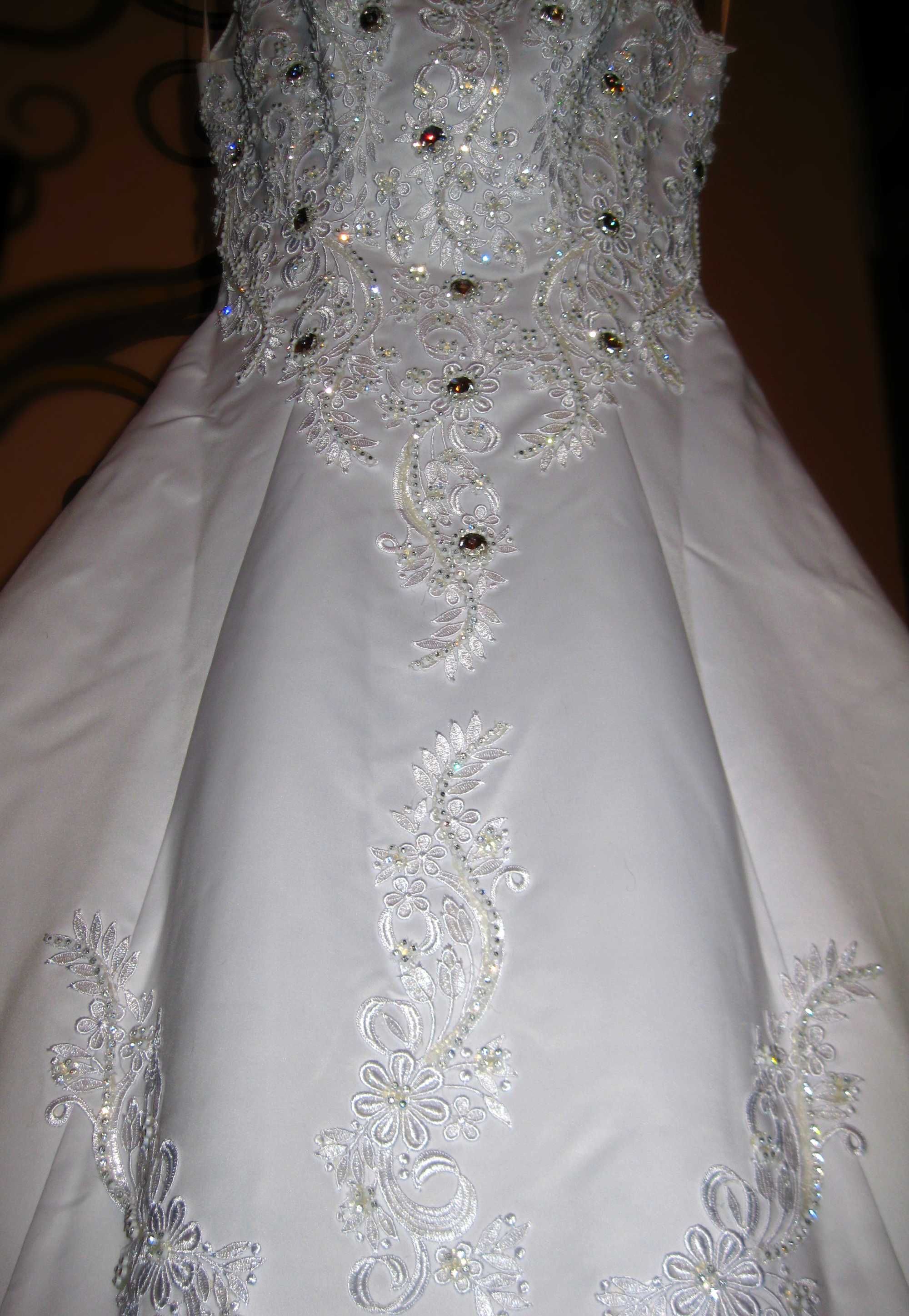 Свадебное платье с вышивкой и стразами