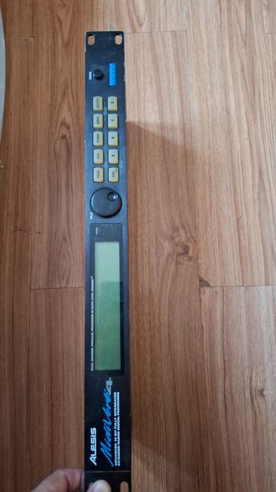 Alesis MidiVerb 4

Procesor Multiefect Alesis MidiVerb 4
procesor mult