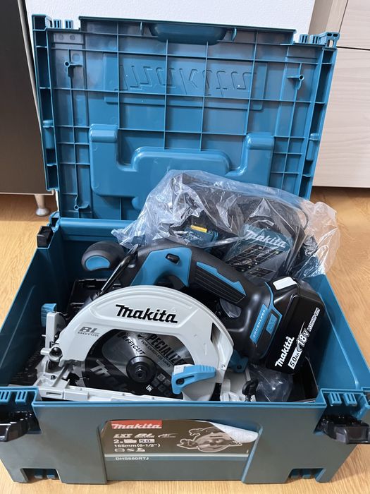Fierastrau circular pe acumulator Makita