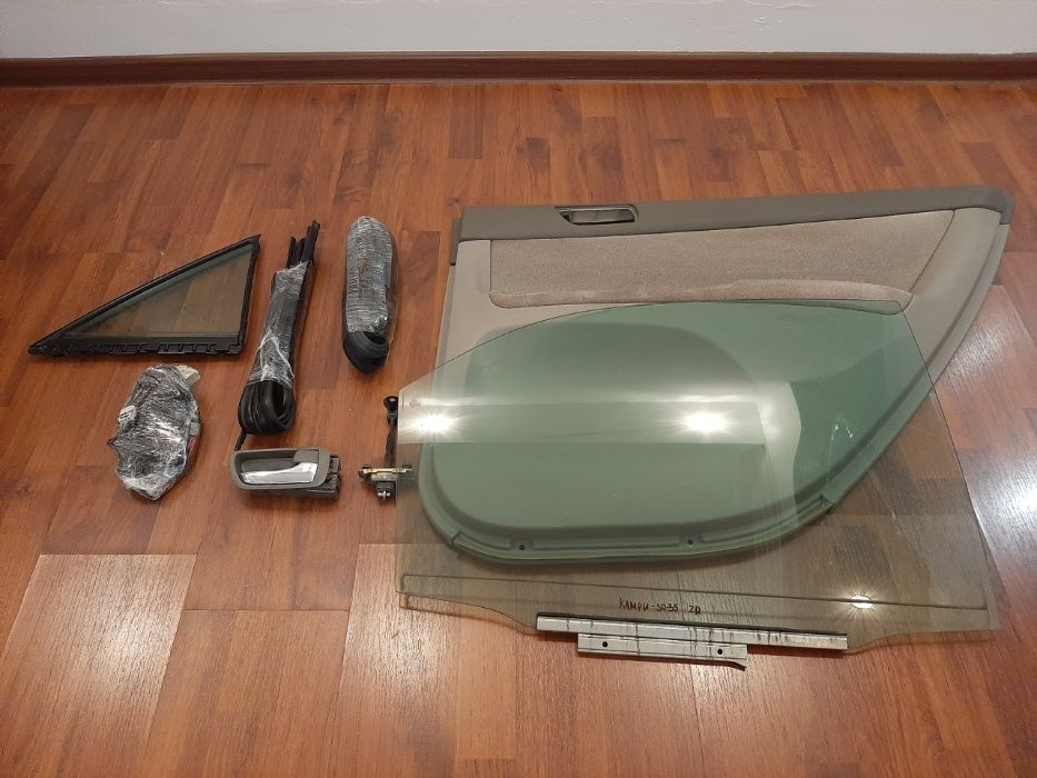 Продам Обшивка и стекло задний правый дверь на Toyota camry 30 / 35