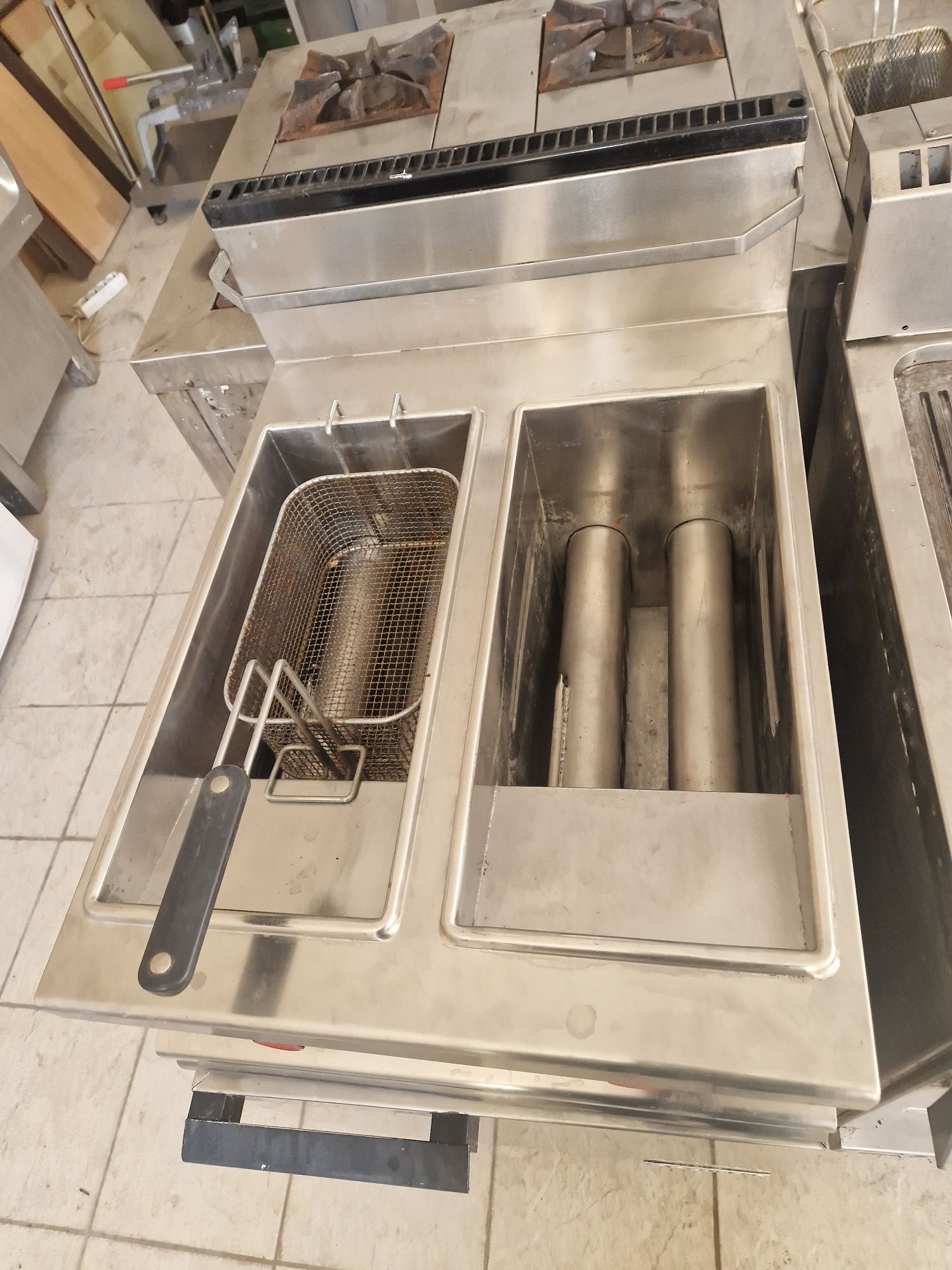 Friteuza dubla de.putere 2x 12 litri  pe gaz,cu banc, inox