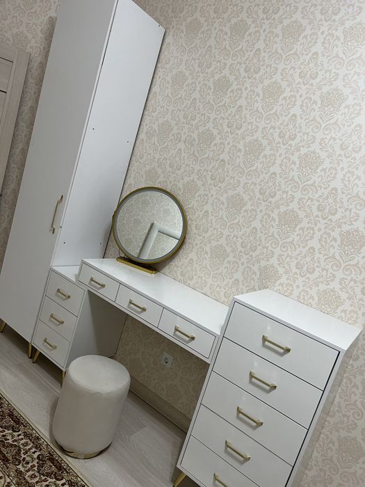 Продам туалетный столик.