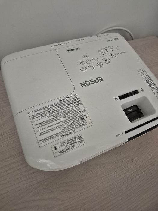 Vând videoproiector EPSON