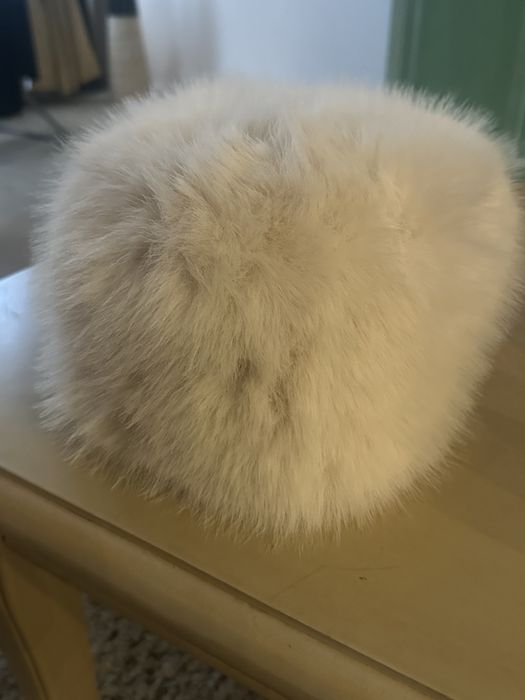 Бяла шапка от еко косъм