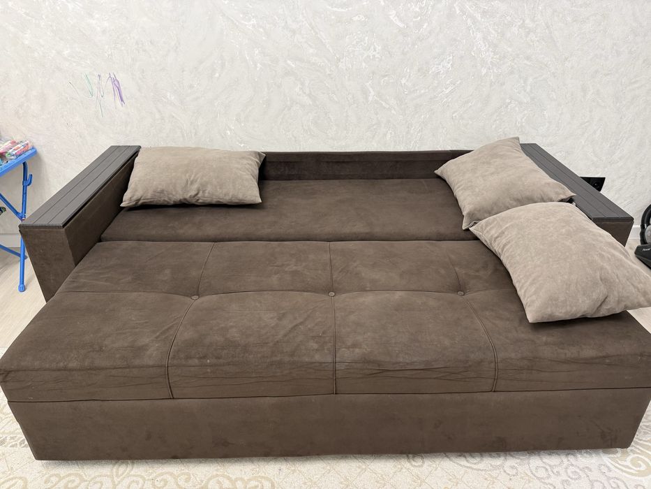 Продается диван размером 2,15х90