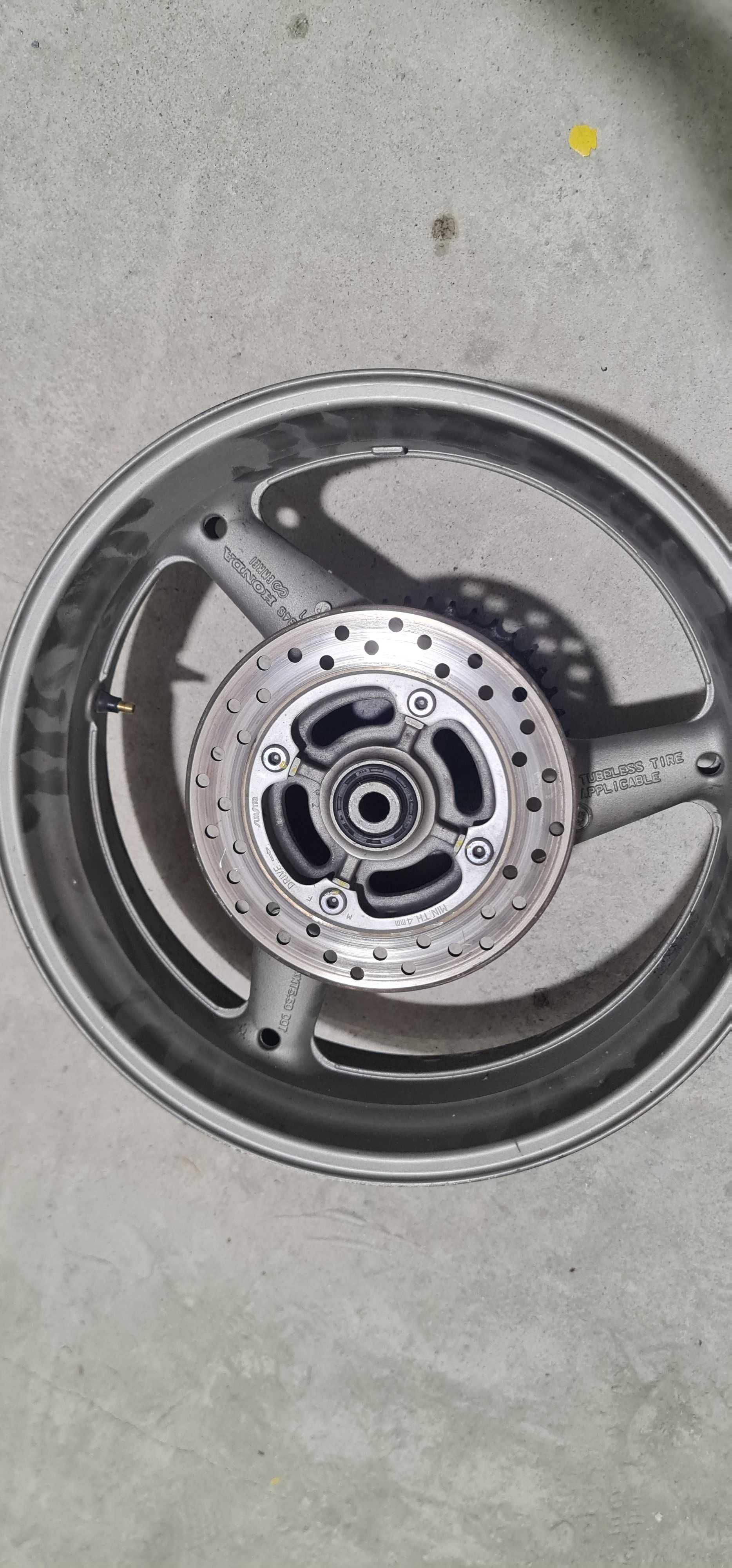 Мото гуми свалени от Хонда Хорнет + задна джанта със зъбак и диск