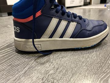 Спортни adidas за деца без забележки