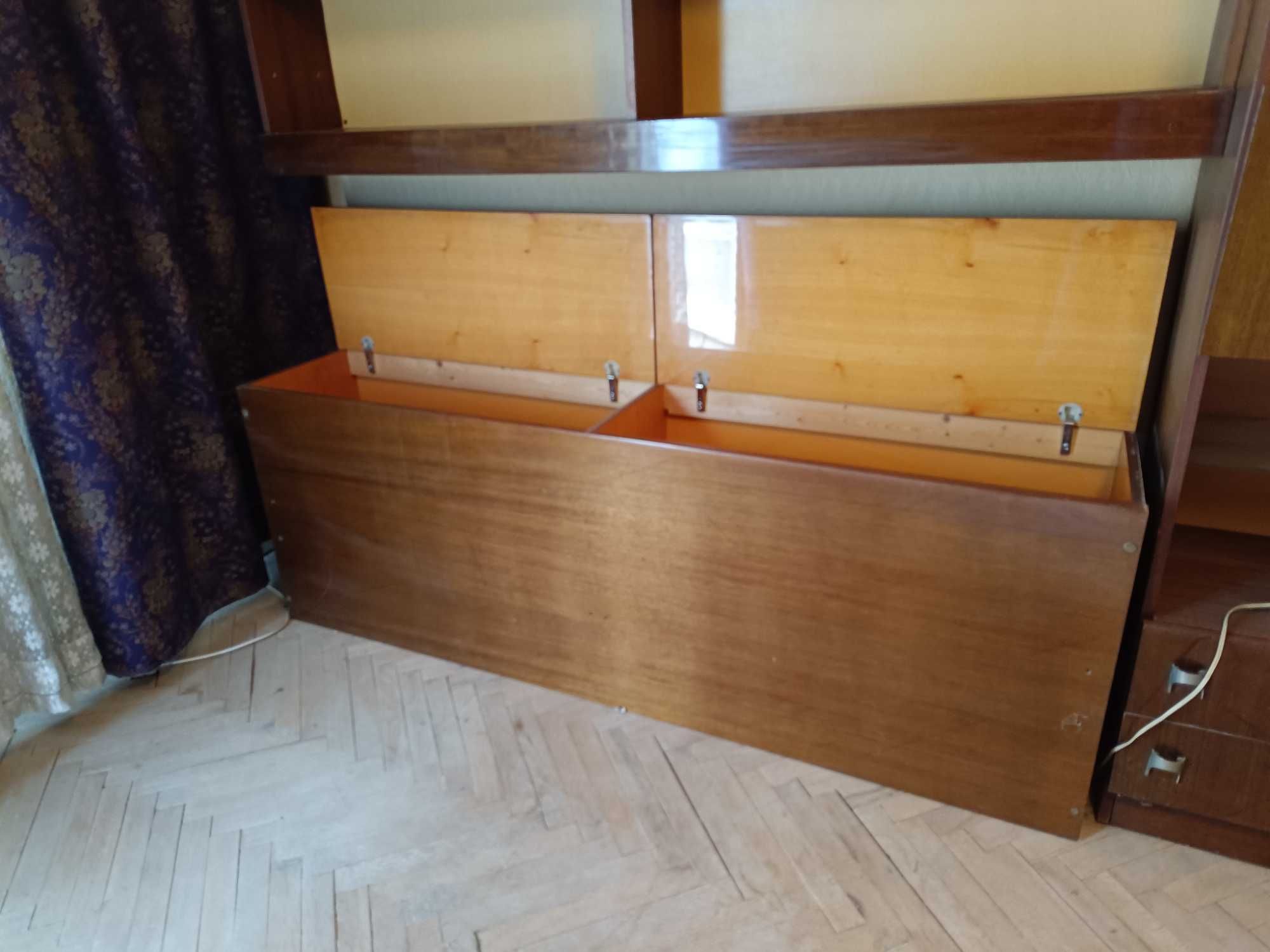 Продавам стара лакирана секция с две ракли