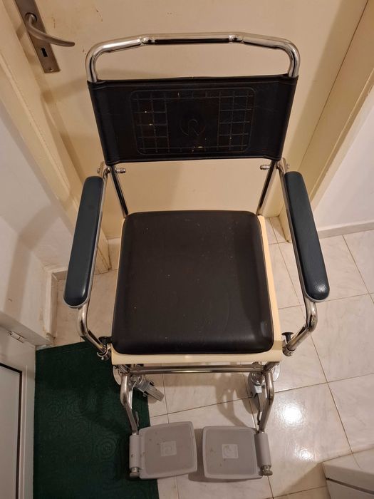 Тоалетен стол с подвижни колела