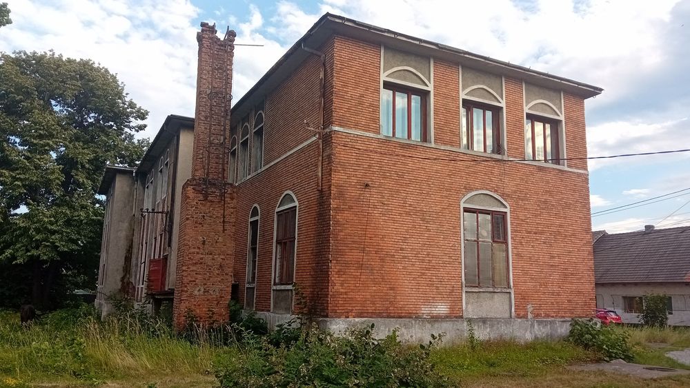 Vând cladire 40 camere