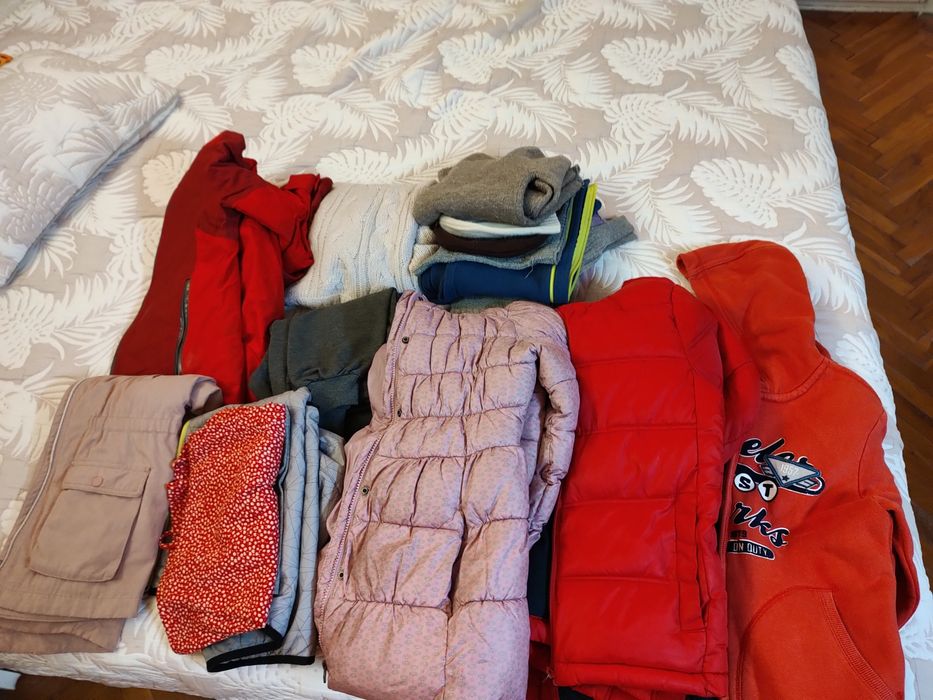 Подарявам дрехи за момиче размер 140см.