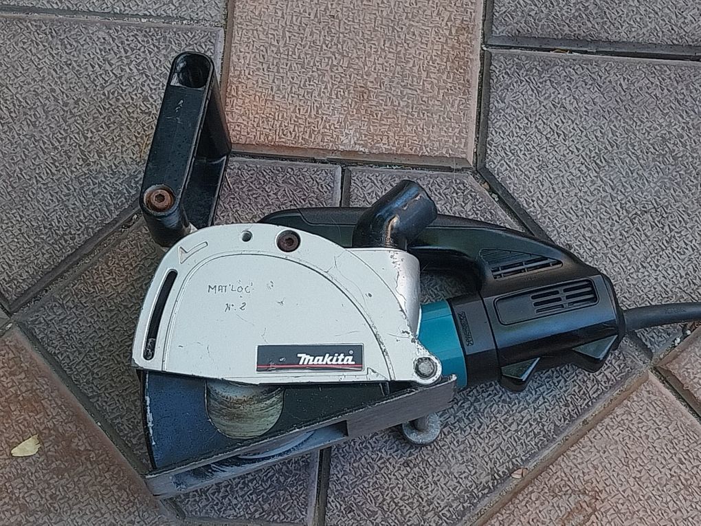 Masina de făcut canale MAKITA  SG 1250 de 1400 w