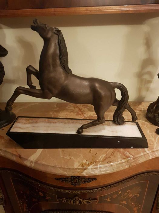 Kрасива статуя на кон