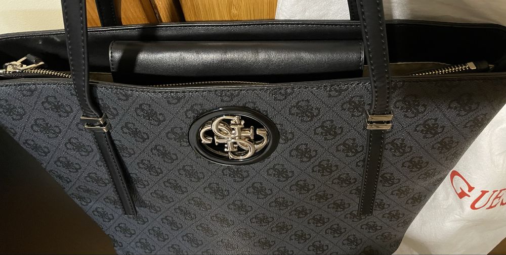 Дамска чанта Guess