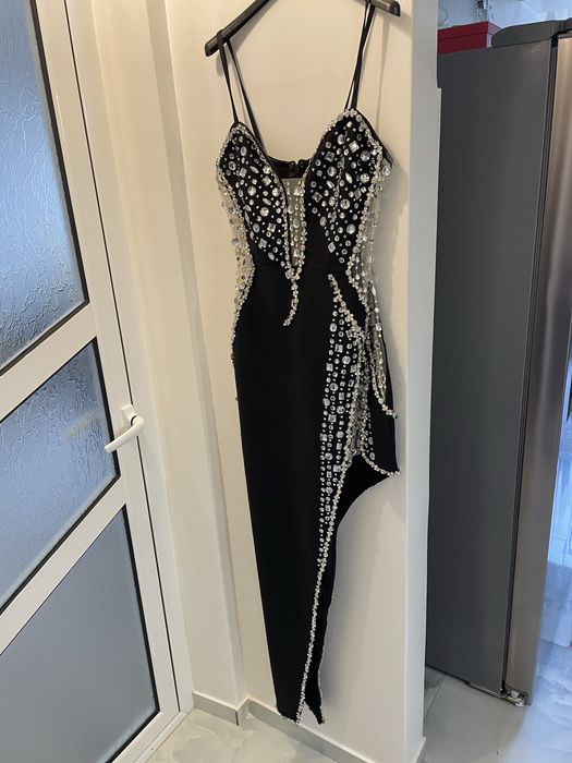 Rochie deosebita crapata pe picior cu pietre