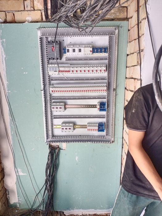 Электрик на част