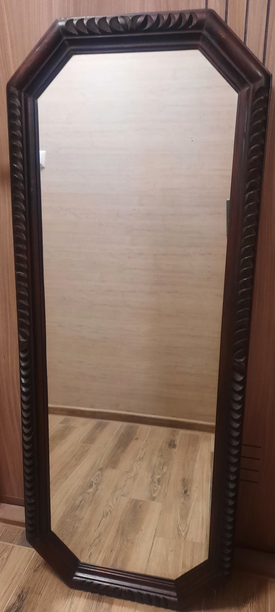 Огледало с дърворезба