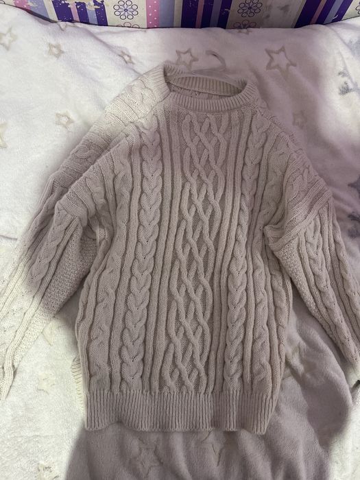 свитер зимний ,бежевого цвета.