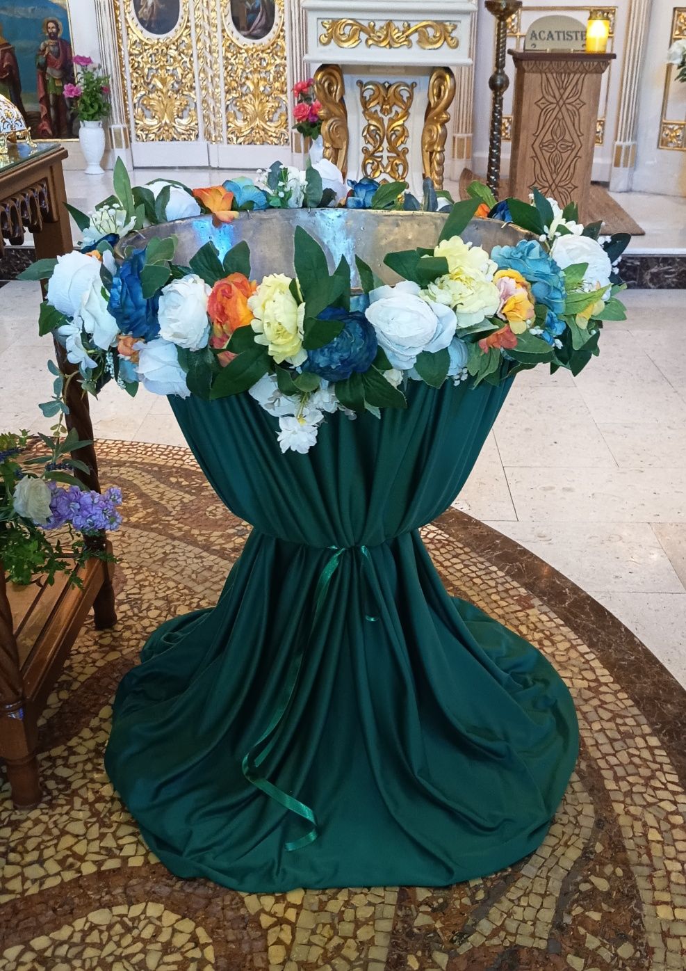Aranjament floral pentru cristelniță