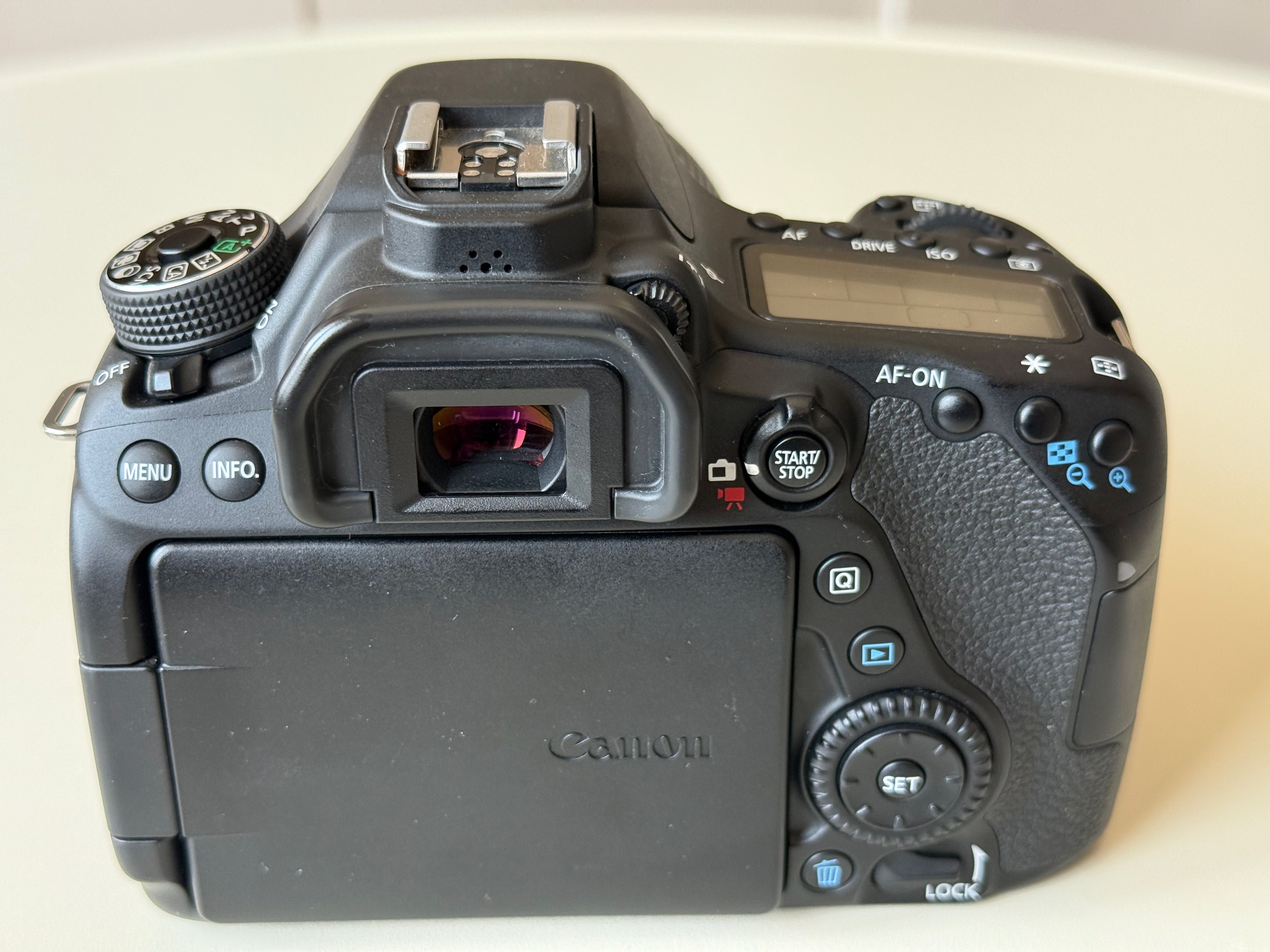 Cameră digitală Canon EOS 80D + EF-S 15-85 IS + accesorii