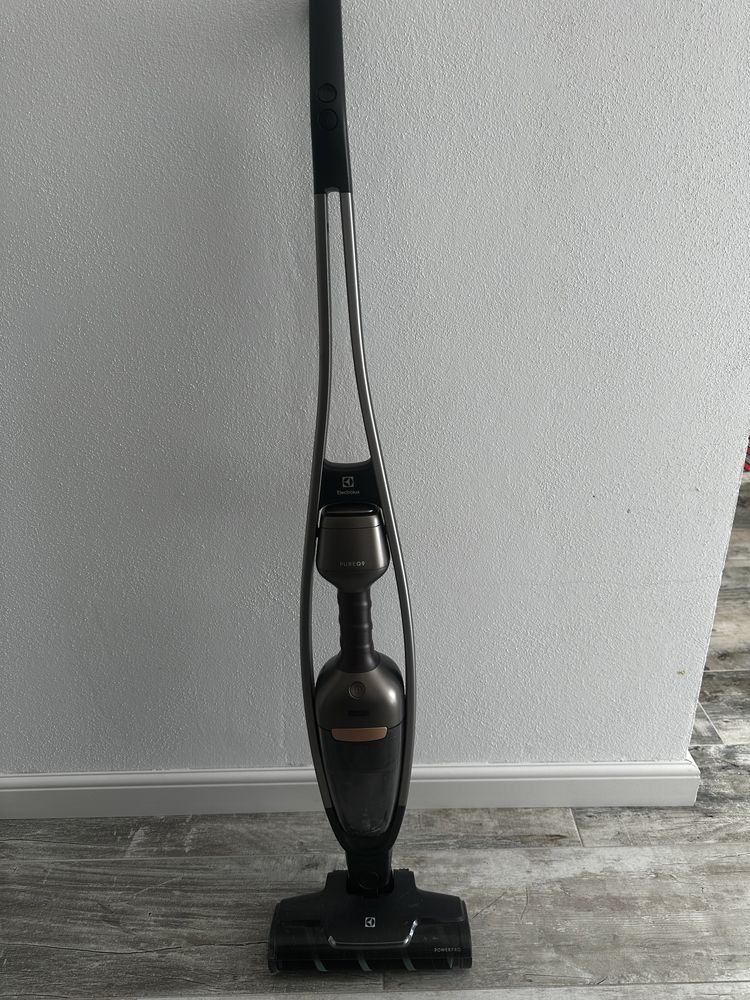 Aspirator Veritcal Electrolux PureQ9