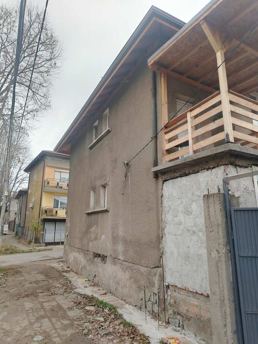 Масивна самостоятелна къща  на два етажа Перник кв Ралица.
