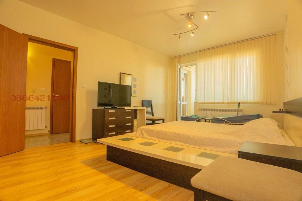 Продава се Тристаен апартамент в Добрич, Център - 136 кв.м за 1081 €/кв.м - Снимка #6