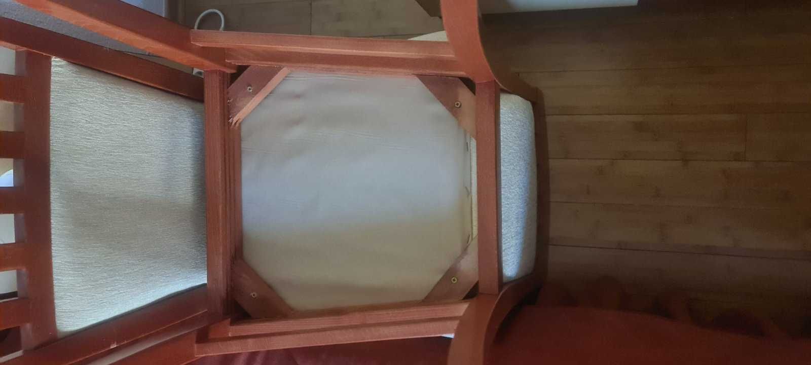 Продавам 4 броя масивни букови стола