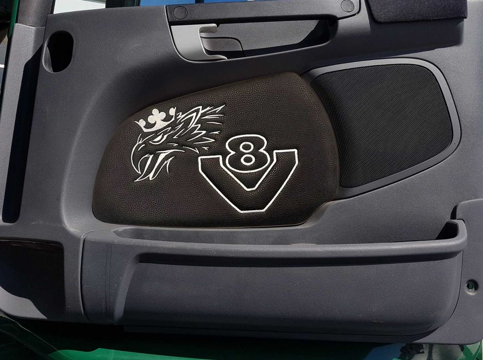 Кожени кори за врати V8 СКАНИЯ R/P/G с бродирано лого различни цветове