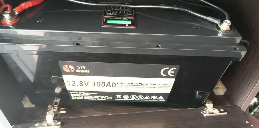 Invertor hibrid 3000 wați 24v 
Baterie lifepo4 12 v cu 300ah bms daly