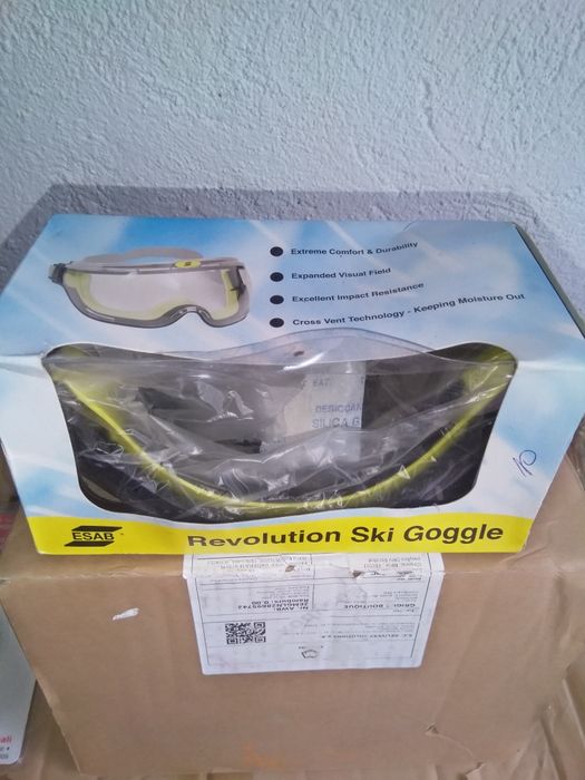 Vând ochelari de ski Revolution