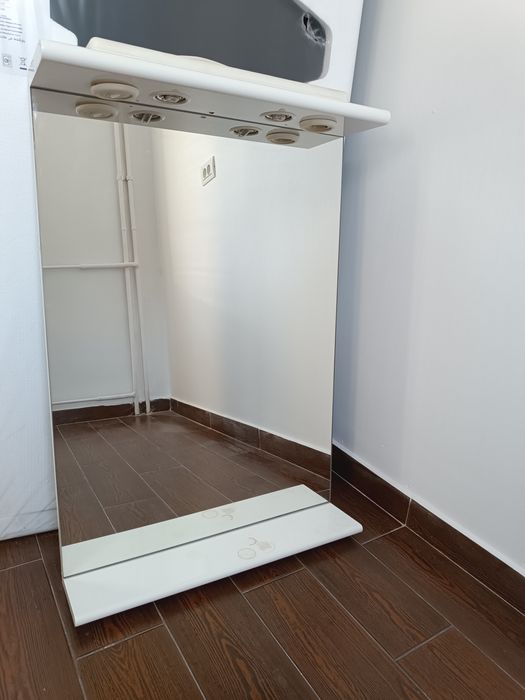 Oglinda baie cu priză și becuri