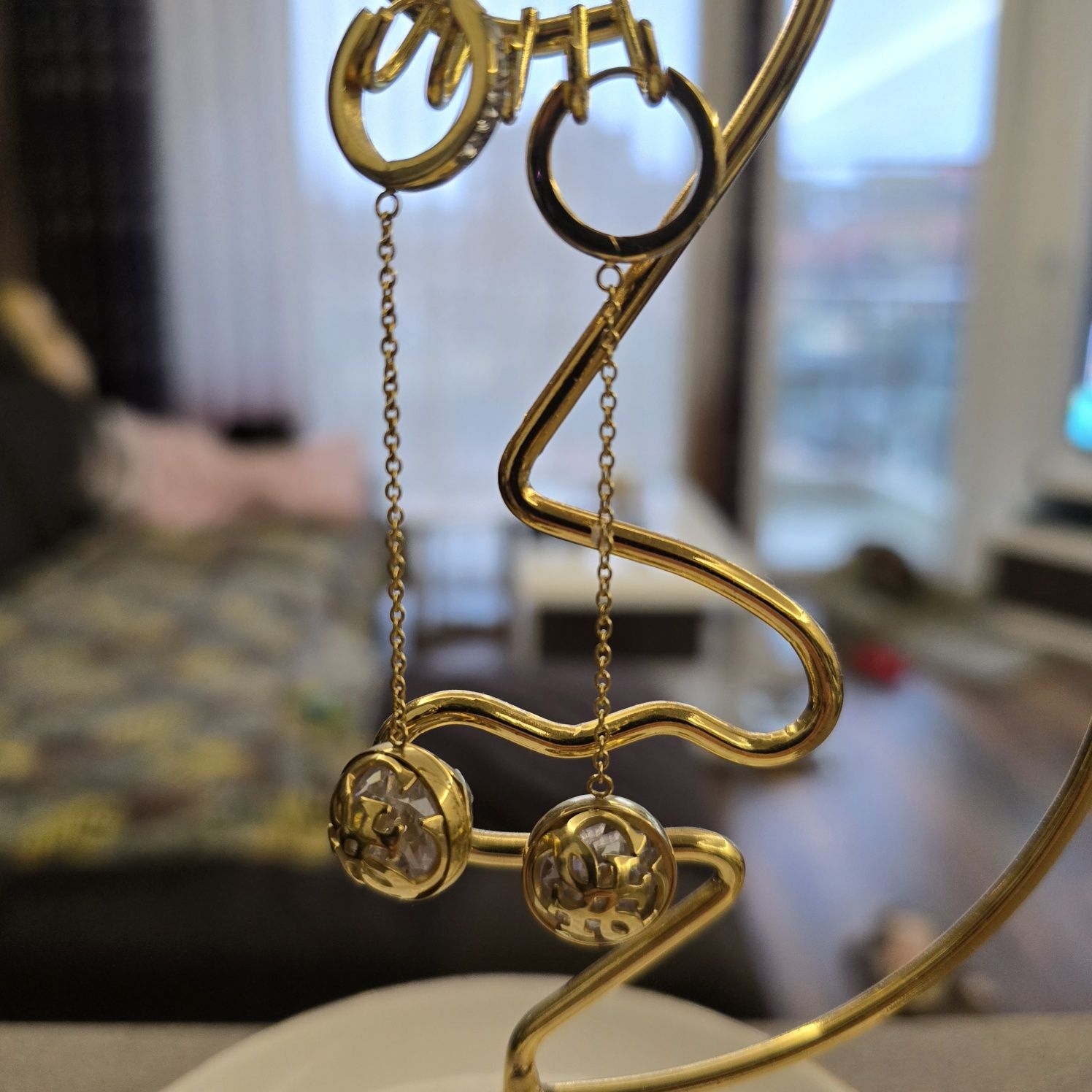Нови нежни златни обеци Guess
