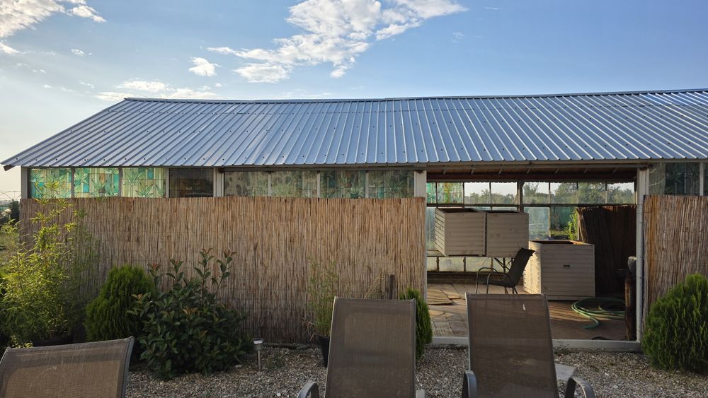 Vând seră 8/4 structura de fier si acoperișul nou