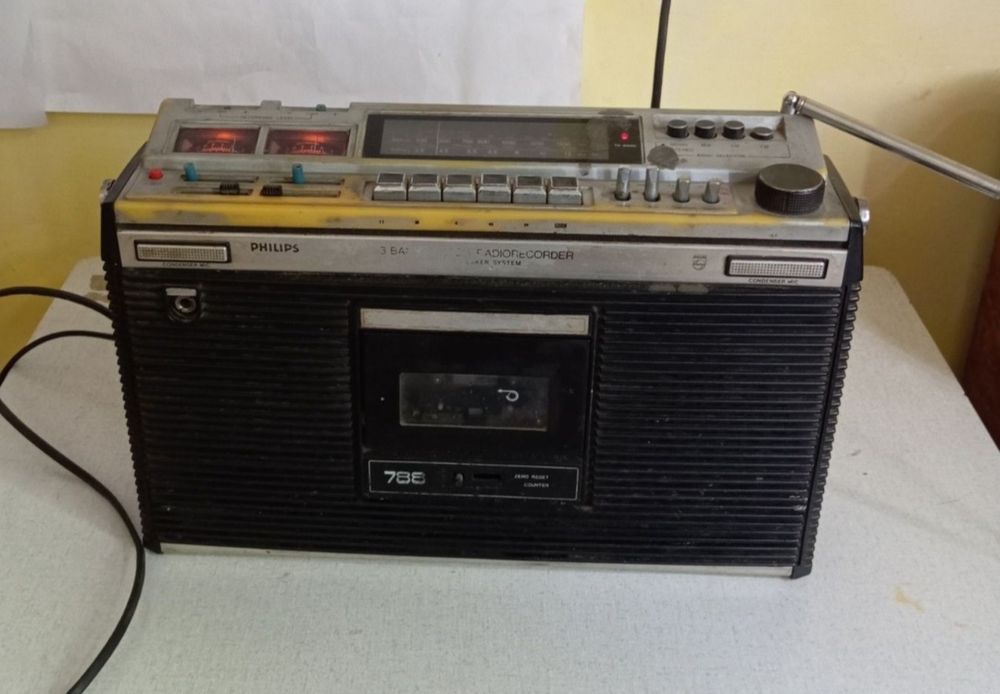 Vând radio casetofon Philips 90AR