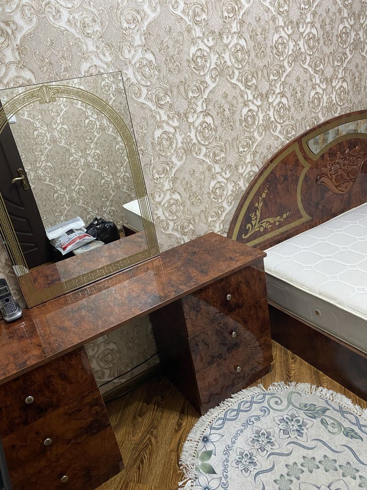 Продается 2х спальная кровать и трюмо в комплекте