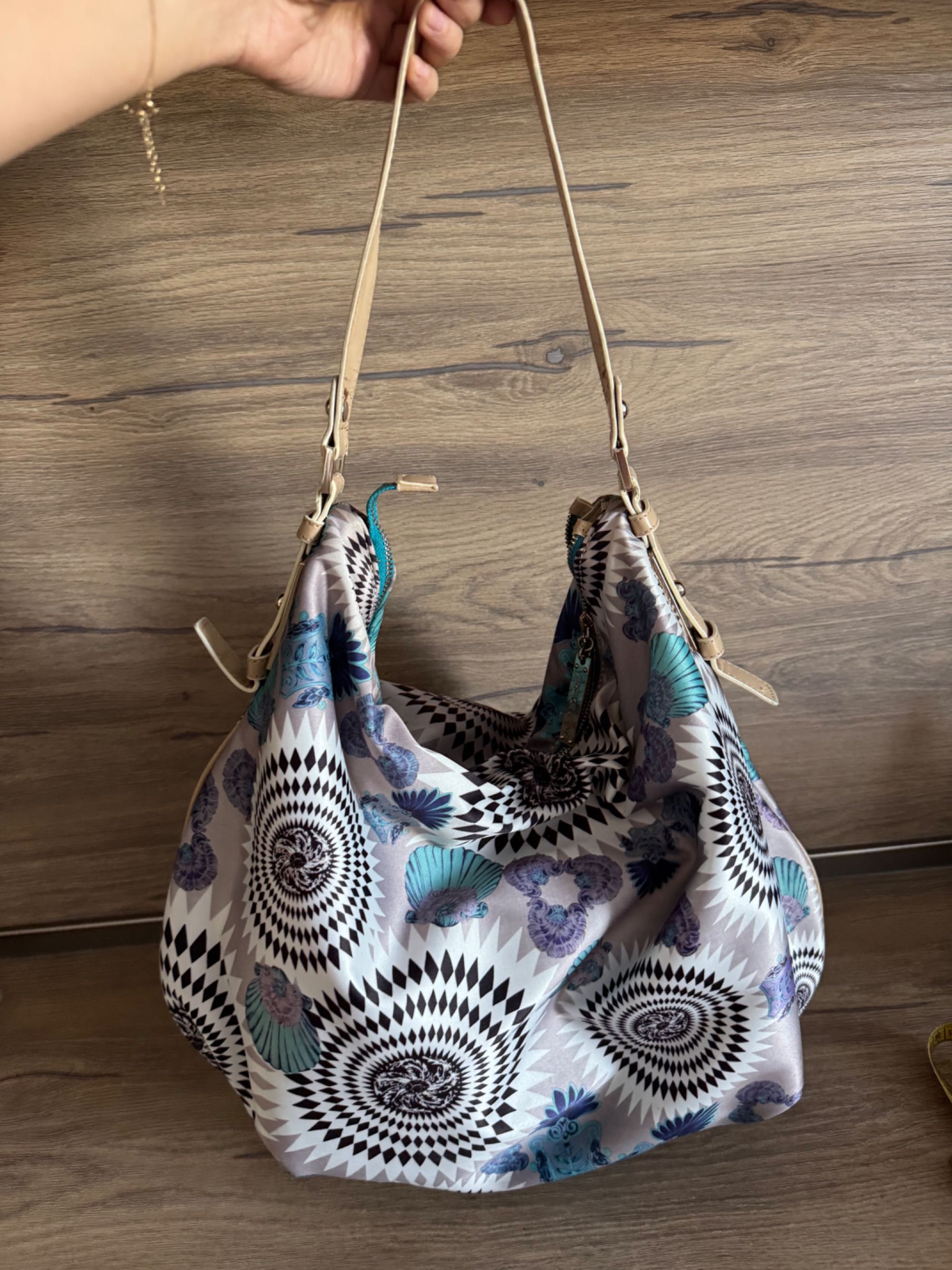 Оригинални чанти Furla, Coccinelle, Versace, Guess