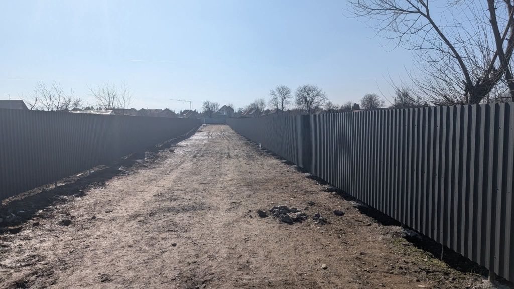 Vând teren intravilant in Făgăraș cânepi gard și porți noi