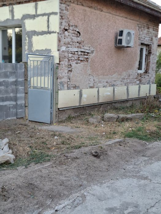 Продава се КЪЩА в Горна Митрополия