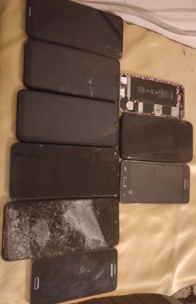 Vând telefoane pentru piese